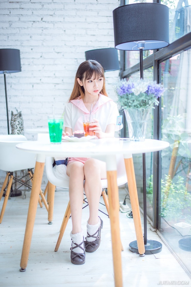 “诡计？”吕蒙翻了翻白眼，指了指周围道：“能有什么诡计？还是他们的人都在水底下埋伏着？这艘船吃水不深，里面就算有人，都不会超过十个，快去把船拖过来。”